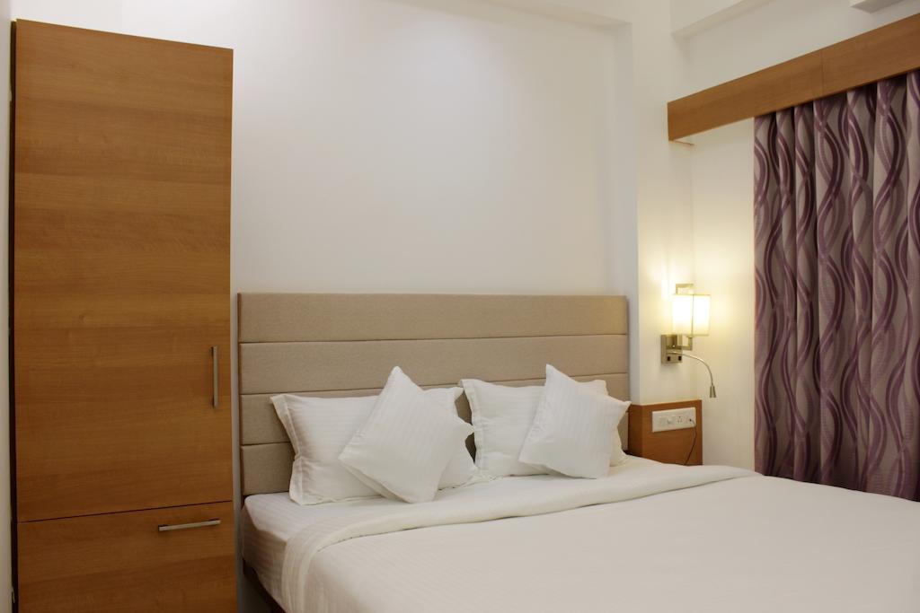 Hotel Ashray Inn Αχμπανταμπάντ Δωμάτιο φωτογραφία