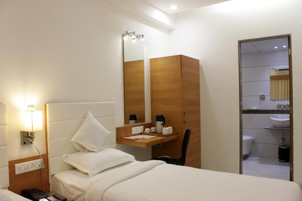 Hotel Ashray Inn Αχμπανταμπάντ Δωμάτιο φωτογραφία