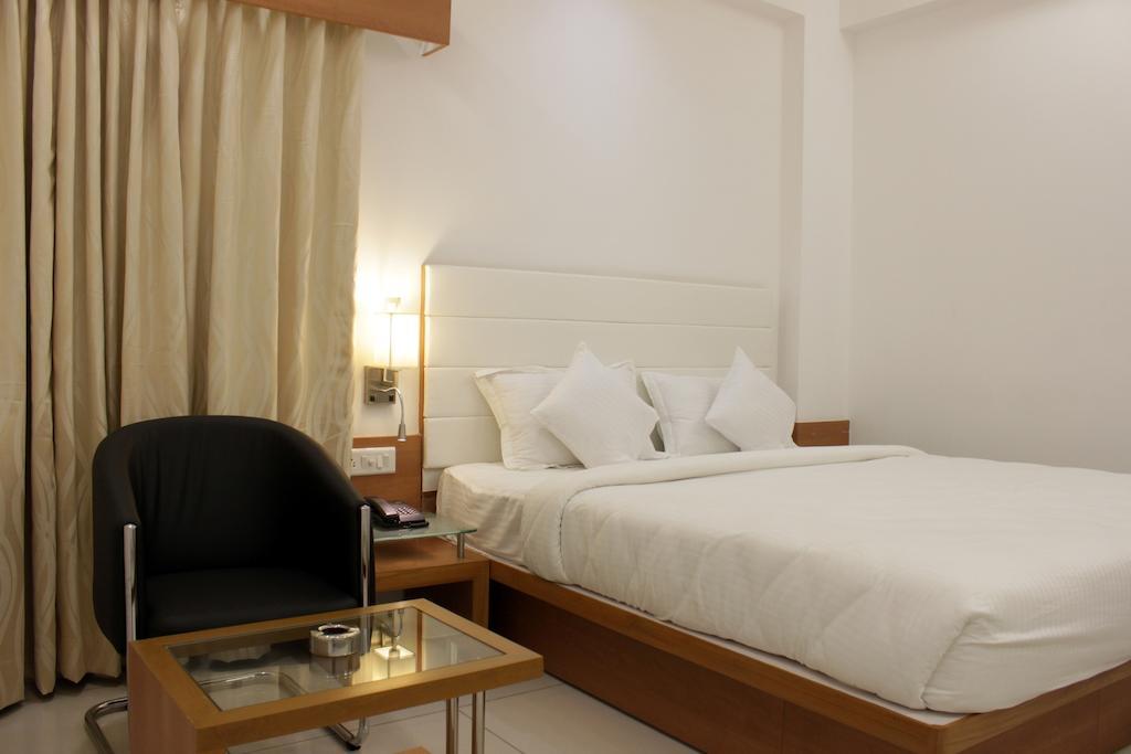 Hotel Ashray Inn Αχμπανταμπάντ Δωμάτιο φωτογραφία