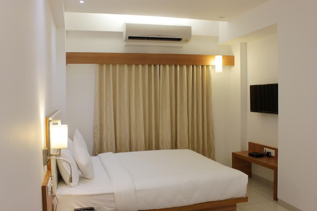 Hotel Ashray Inn Αχμπανταμπάντ Δωμάτιο φωτογραφία
