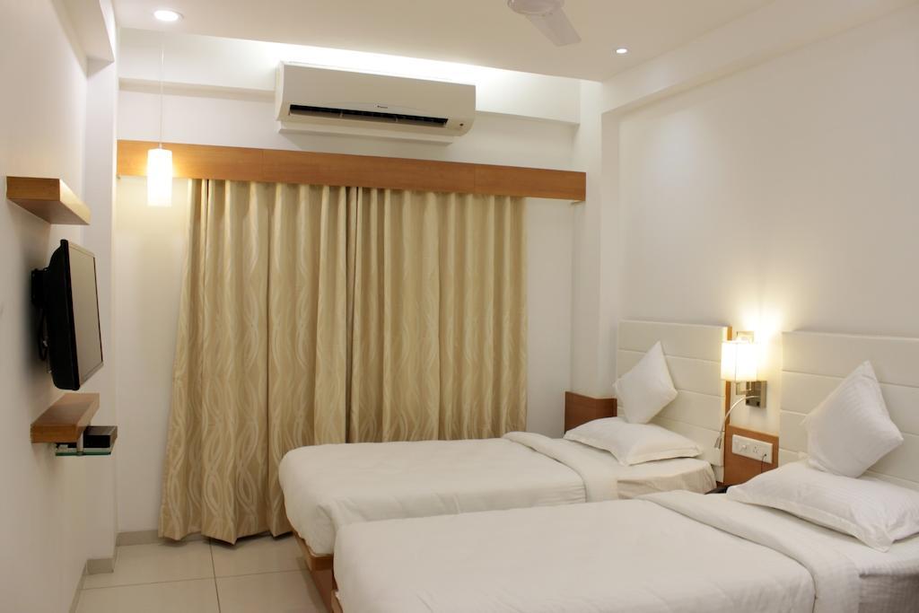 Hotel Ashray Inn Αχμπανταμπάντ Δωμάτιο φωτογραφία