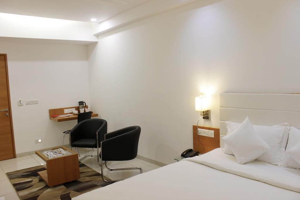 Hotel Ashray Inn Αχμπανταμπάντ Δωμάτιο φωτογραφία