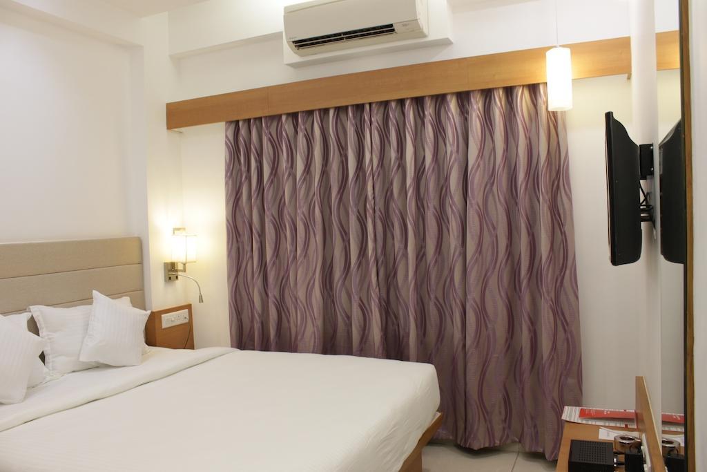 Hotel Ashray Inn Αχμπανταμπάντ Δωμάτιο φωτογραφία